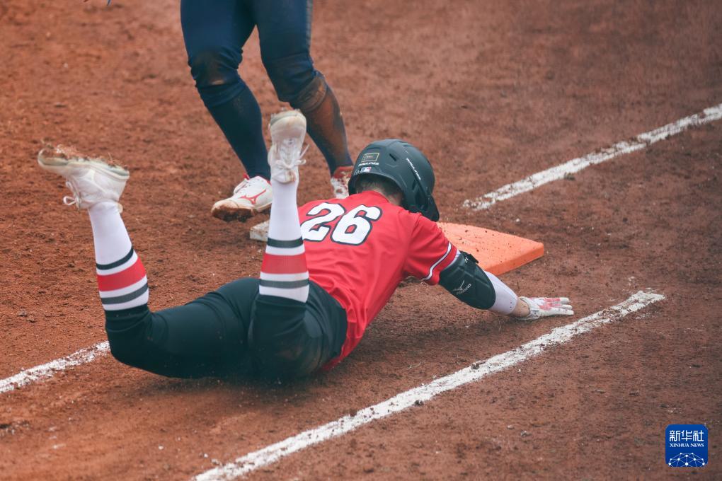 AA, 在比赛中跑, 新华社记者 AA, 在比赛中跑, 新华社记者